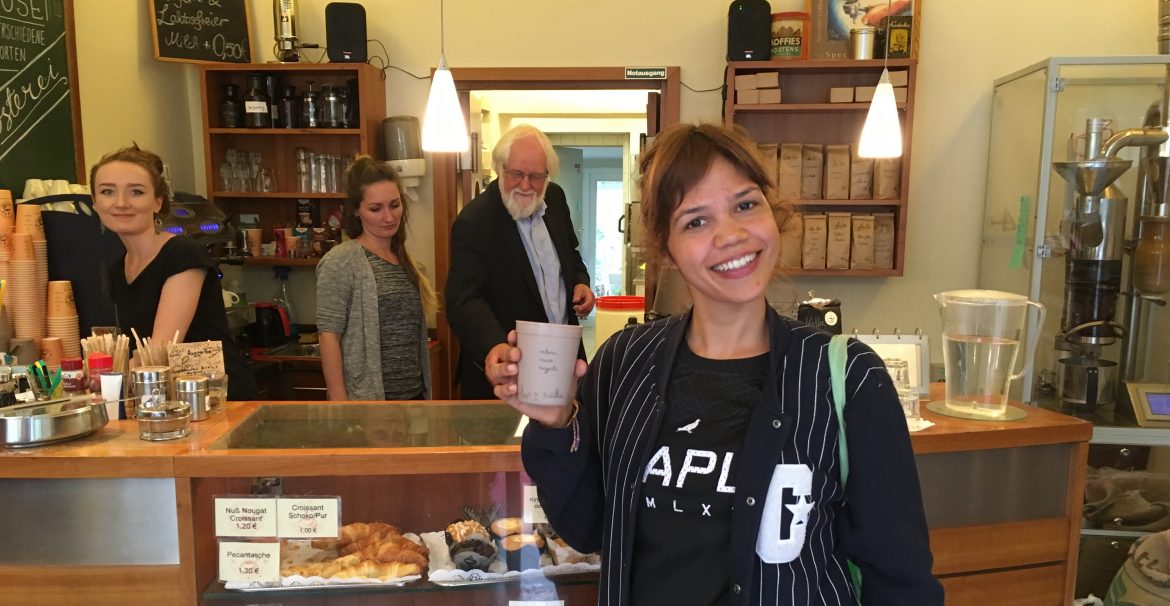 Laura findet die Idee mit dem Pfandbecher super. Hat allerdings meistens ihren eigenen mit (Foto: Constanze Nauhaus)