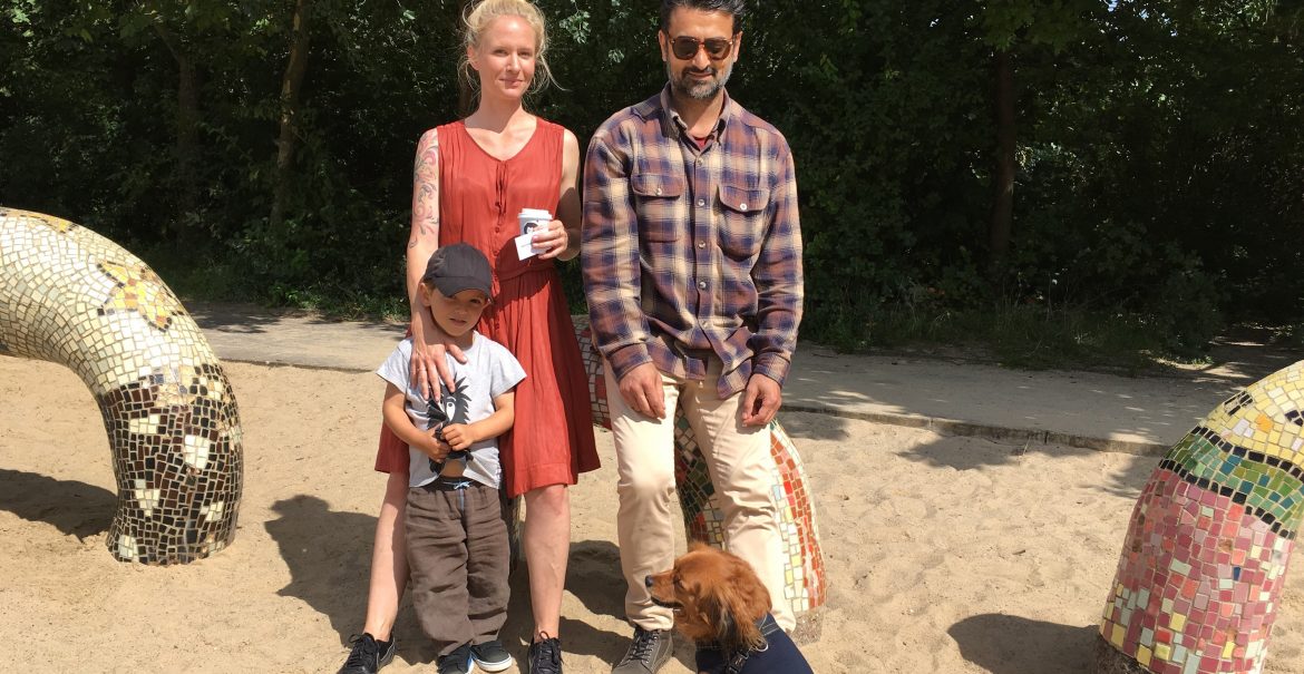Gerade die Harmonie zwischen Hunden und Kindern schätzt Daniel aus Kopenhagen an Berlin sehr. (Foto: Constanze Nauhaus)
