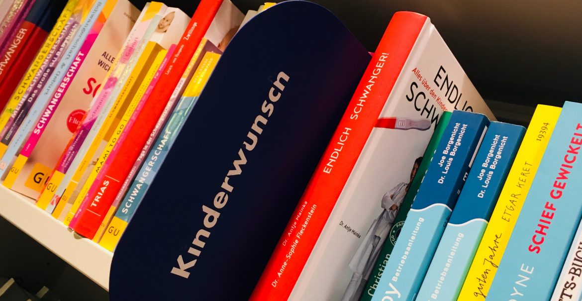 Schwangerenratgeber gibt es ohne Ende im Regal. Bücher zum Kinderwunsch nur eines. (Foto: Constanze Nauhaus)